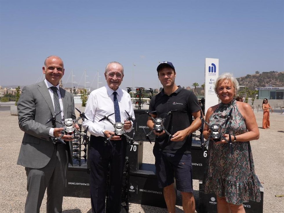 El alcalde de Málaga, Francisco de la Torre, junto a la concejala delegada de Servicios Operativos, Playas y Fiestas, Teresa Porras, ha visitado los preparativos del espectáculo de drones en el marco de la Feria