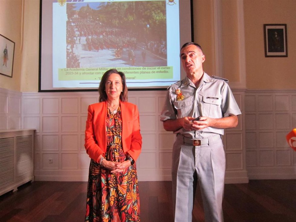 La ministra de Defensa en funciones, Margarita Robles y el general director de la AGM, Manuel López Pérez.