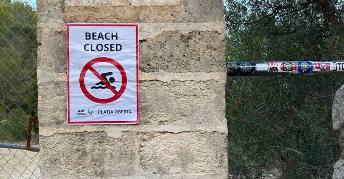 Caterva cuelga carteles en las calas de Manacor que critican "la masificación turística"