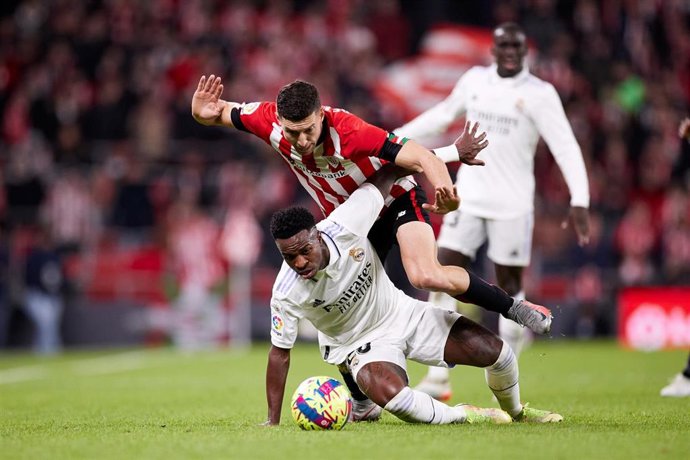 Archivo - Oscar de Marcos pugna con Vinícius en el Athletic Club-Real Madrid de la temporada 22-23