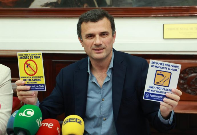 El alcalde de Cádiz, Bruno García, anuncia restricciones de agua en las duchas de las playas de la capital