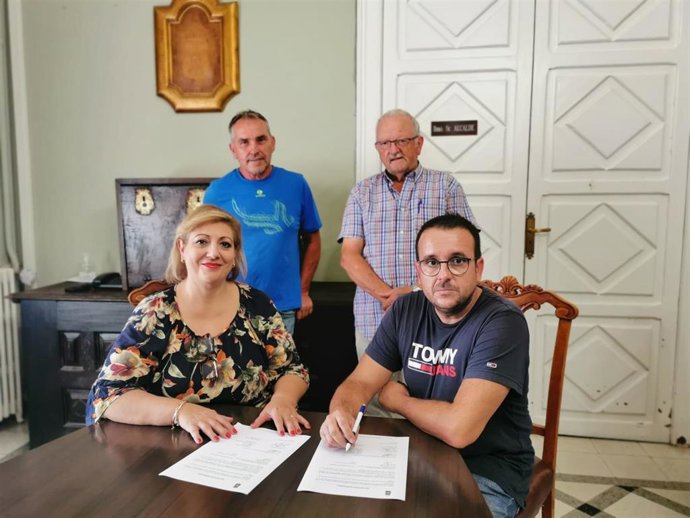 Acto de firma del convenio con la asociación de productores de tomate rosa de Barbasatro.