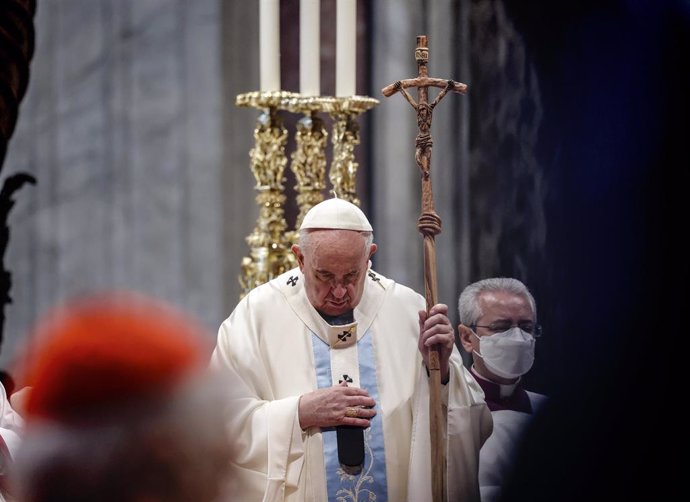 Archivo - 01 January 2022, Vatican, Vatican City: Pope Francis leads a Holy Mass on the Solemnity of Mary Mother of God at Saint Peter's Basilica. Photo: Giuseppe Lami/ANSA via ZUMA Press/dpa