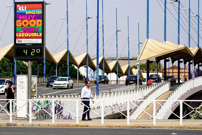 Archivo - Un termómetro urbano en el Puente del Cachorro marca 42 grados 