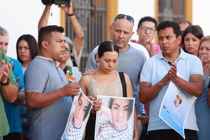 Vecinos, miembros de la Asociación nicaragüense de Sevilla, autoridades y la hermana de la fallecida, guardan un minuto de silencio en el Ayuntamiento de Utrera por el asesinato de Vanessa Reyes Álvarez