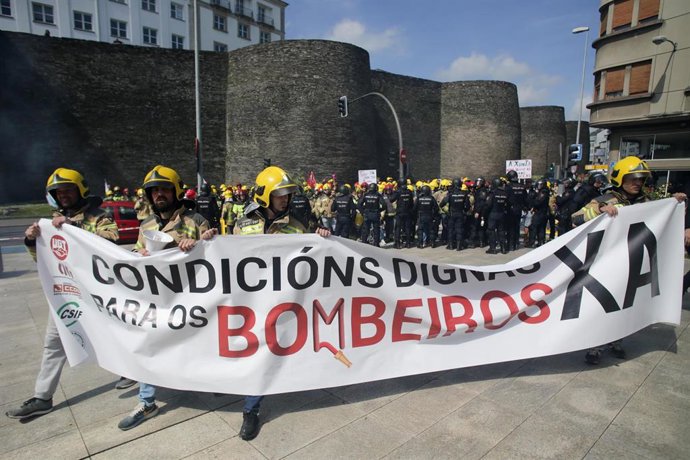 Archivo - Un grupo de bomberos de consorcios provinciales sujetan pancartas durante una protesta ante la sede de la Xunta, a 23 de mayo de 2023, en Lugo, Galicia (España). Los bomberos de consorcios provinciales se manifiestan en Lugo en defensa de mejo
