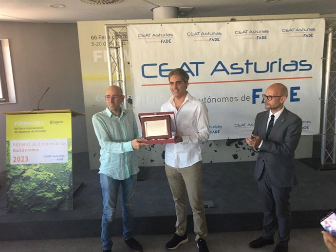 El Director General De Innovación, Investigación Y Transformación Digital, Iván Aitor Lucas Del Amo, Entrega El Premio Empresario Autónomo Del Año A Francisco Lorenzo (Izquierda) Y Unai Ibaseta, Del Hospital Veterinario Menes, En La Fidma.