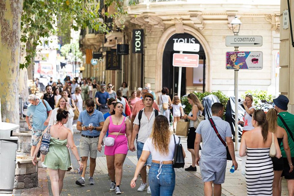 Archivo - Turistas paseando por Palma, a 11 de julio de 2023, en Palma de Mallorca, Mallorca, Baleares (España).