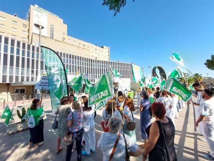 Protesta de los enfermeros frente al Hospital de Valme (Sevilla).