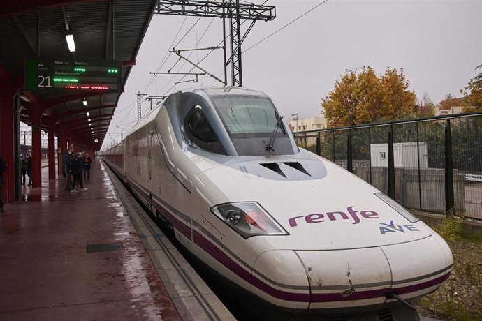 Archivo - Tren que va a efectuar un viaje por el nuevo tramo de alta velocidad Pedralba de la Pradería-Ourense, en la estación de Madrid-Chamartín Clara Campoamor, a 22 de noviembre de 2021, en Madrid