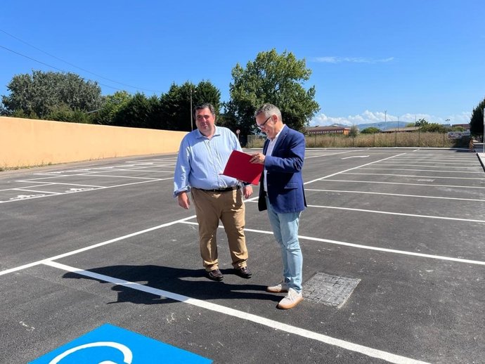 El concejal de Infraestructuras Urbanas y Rurales del Ayuntamiento de Gijón, Gilberto Villoria, y de Tráfico, Movilidad y Transporte Público, Pelayo Barcia (izda), en el nuevo aparcamiento en el barrio de La Calzada.