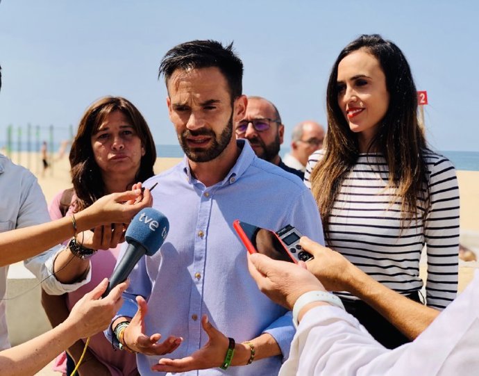 Archivo - David de la Cruz atiende a los periodistas.