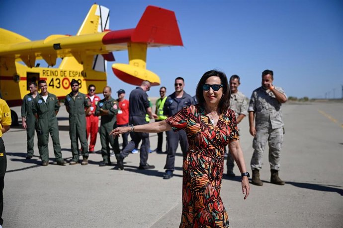 La ministra de Defensa en funciones, Margarita Robles, durante su visita a la Base Aérea de Zaragoza, a 11 de agosto de 2023, en Zaragoza, Aragón (España).