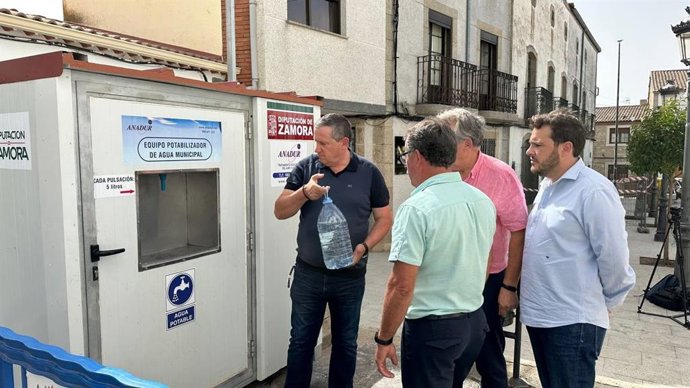 Javier Faúndez, presidente de la Diputación de Zamora, con una garrafa de agua en la potabilizadora de Bermillo de Sayago.