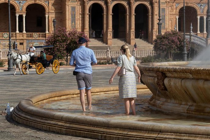 Turistas se refrescan en la fuente de la Plaza de España. Imagen de archivo.