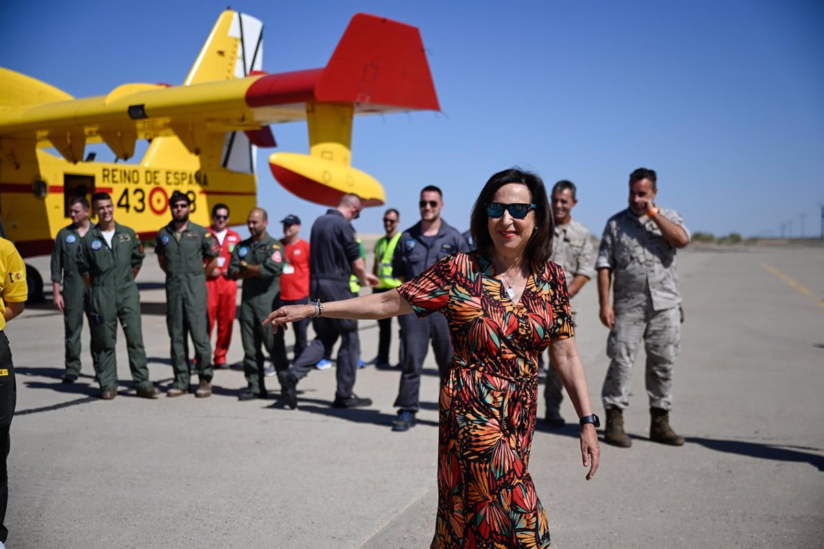 Robles supervisiona a campanha de fogo na base do 43º Grupo de Força Aérea em Zaragoza