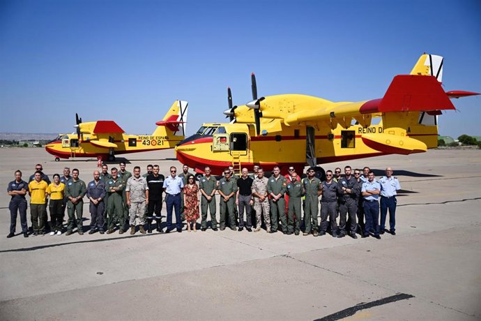 Foto de familia durante la visita de la ministra de Defensa en funciones, Margarita Robles, a la Base Aérea de Zaragoza.