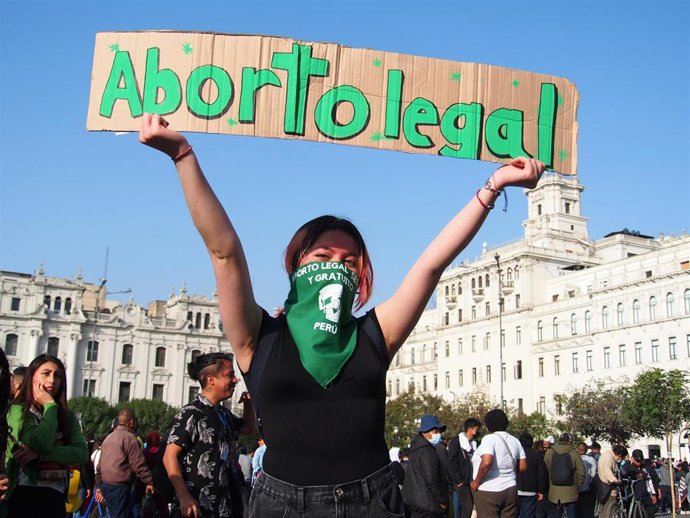 Archivo - Manifestación en Perú en defensa del aborto