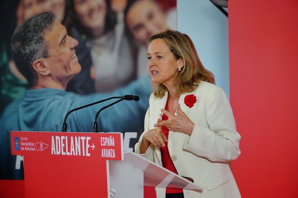 La vicepresidenta del Gobierno y ministra de Asuntos Económicos y Transformación Digital, Nadia Calviño, interviene en un mitin-espicha del PSOE en el Llagar Herminio de Colloto, a 21 de julio de 2023, en Oviedo, Asturias (España). 