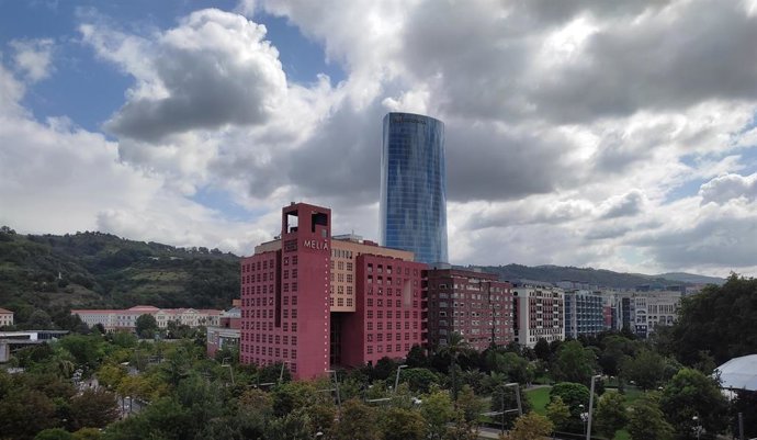 Cielo muy nuboso sobre Bilbao