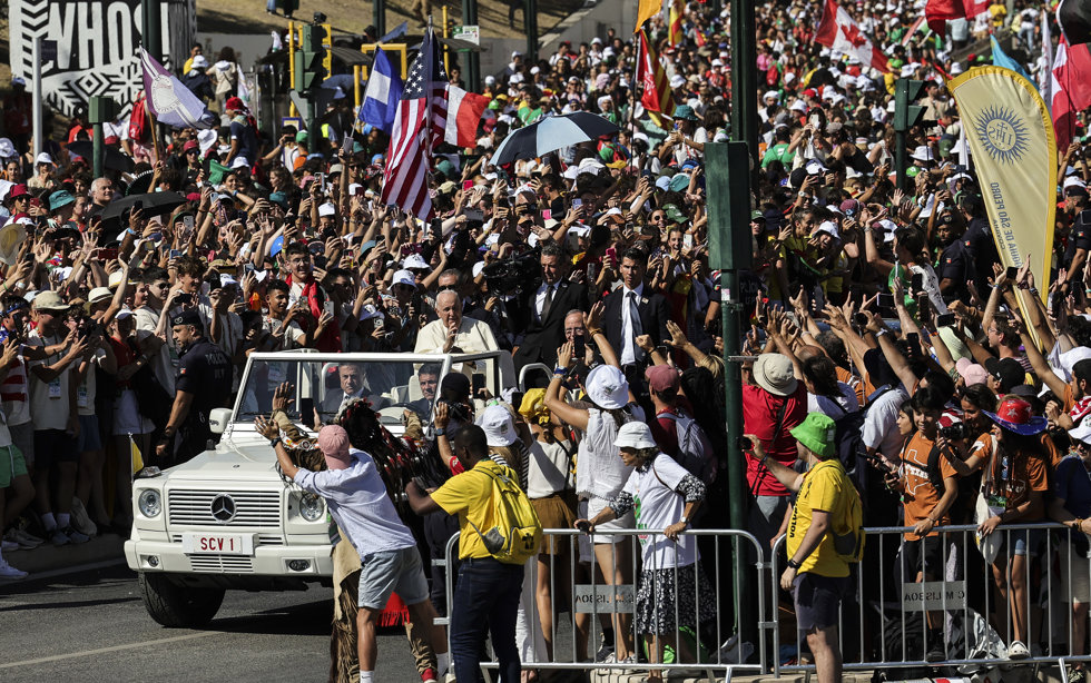 03 August 2023, Portugal, Lisbon: Pope Francis (C)arrives to attend the welcome ceremony on Colina do Encontro in Parque Eduardo VII Park during the World Youth Day (WYD). Photo: Leonardo Negro/Global Imagen/Atlantico Press via ZUMA Press/dpa