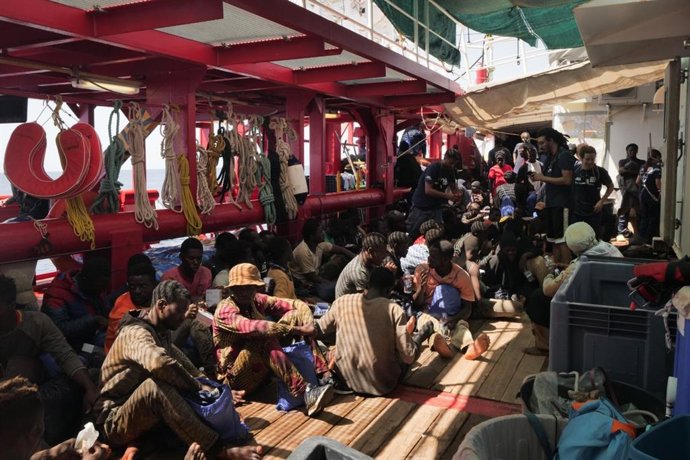 Migrantes rescatados por el barco 'Ocean Viking'en el Mediterráneo