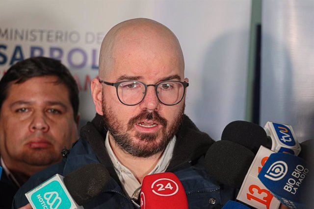 20 July 2023, Chile, Valparaiso: Giorgio Jackson, Minister of Social Development of Chile, makes statements to the press after the robbery suffered at his Ministry. Local media report the disappearance of notebooks and a safe in an operation that Minister