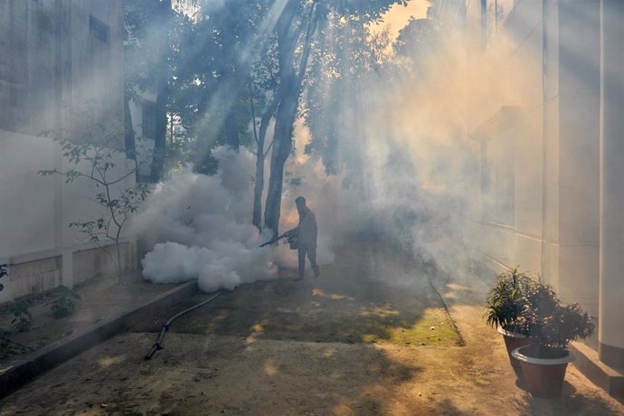 Archivo - Un trabajador rociando un insecticida para matar mosquitos en la ciudad de Sylhet, Bangladesh  
