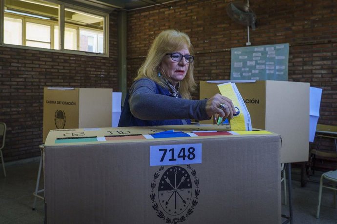 Una mujer vota en una mesa electoral en Firmat, Santa Fe (Argentina).