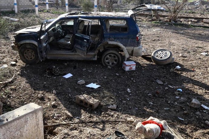 Archivo - Un vehículo destrozado tras un ataque terrorista en Baghouz, en la gobernación siria de Deir Ezzor