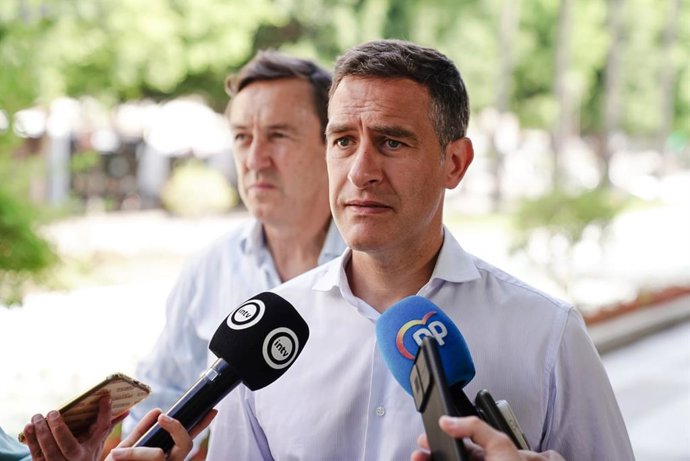 El coordinador general del PP de Almería y senador, Miguel Ángel Castellón, en una atención a medios.