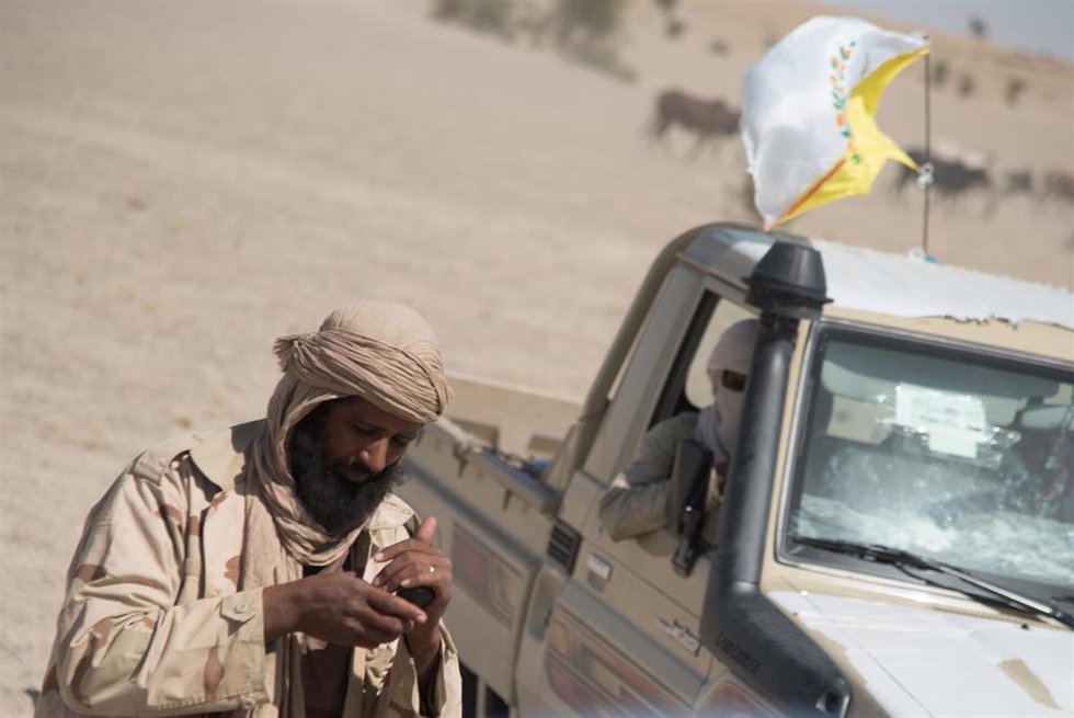Archivo - Un miembro de la coalición rebelde tuareg de Malí en Koygouma, en Tombuctú (Malí)