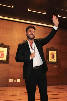 Miguel Poveda recibe la Medalla de Oro de La Unión y anuncia que será el pregonero de la 63 Cante de las Minas