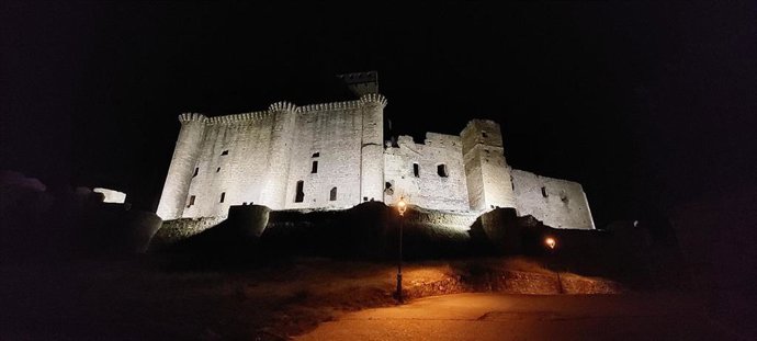 El castillo del siglo XIII de Belvís de Monroy estrena su nueva iluminación.