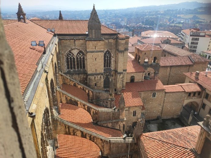 Archivo - Vistas de los arbotantes góticos de la Catedral de Oviedo, desde la torre.