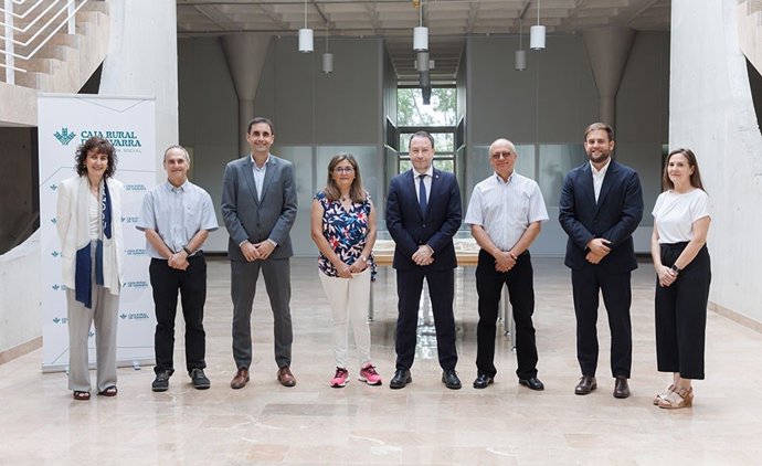 La vicerrectora Cristina Bayona; José Antonio Moler Cuiral (Tairel Data); Ricardo Goñi (Caja Rural), Isabel Goicoechea (Tairel Data); el rector, Ramón Gonzalo; Ángel Ursúa Sesma (Tairel Data); Gonzalo Soto (Caja Rural) y Marisol Gómez (Tairel Data).