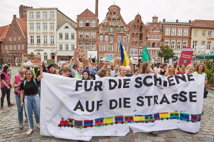 11 August 2023, Lower Saxony, Lüneburg: Protesters take part in a gathering by the climate movement Fridays for Future in front of the town hall on the market square. Photo: Georg Wendt/dpa
