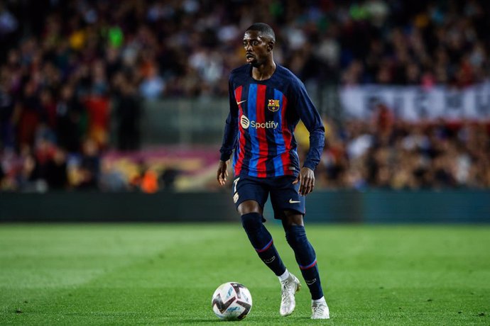 Archivo - 07 Ousmane Dembele of FC Barcelona controls the ball during the Spanish La Liga match between FC Barcelona v Real Sociedad at Spotify Camp Nou in Barcelona, Spain, on May 20th, 2023.