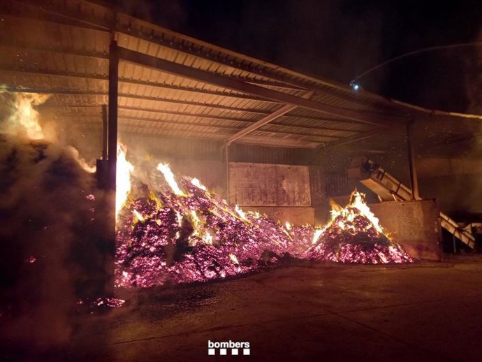 Incendi en una indústria desballestadora a Sant Fruitós de Bages (Barcelona)