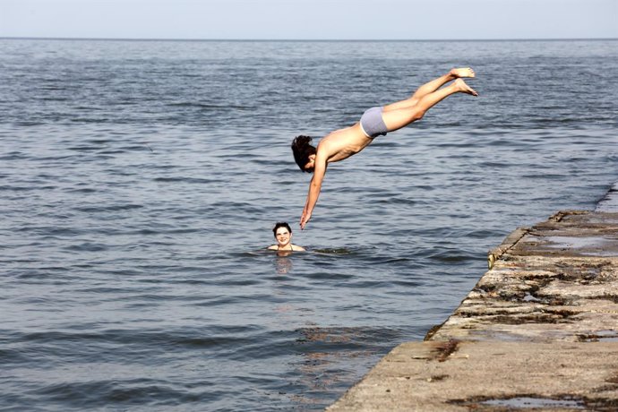 Archivo - 10 June 2023, Ukraine, Odesa: A man jumps into the water of the Black Sea on Otrada Beach in Odesa. Photo: Viacheslav Onyshchenko/SOPA Images via ZUMA Press Wire/dpa
