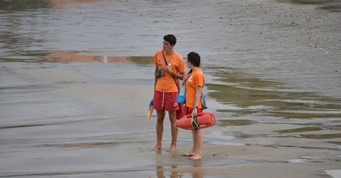 Archivo - Socorristas de Cruz Roja en una playa de Bizkaia