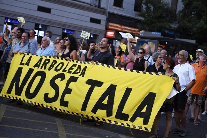 Decenas de personas durante una manifestación contra la tala de árboles en Arganzuela