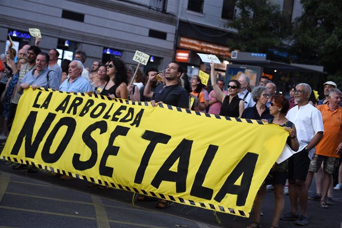 Decenas de personas durante una manifestación contra la tala de árboles en Arganzuela, a 3 de agosto de 2023, en Madrid (España). Una nueva concentración vecinal hoy vuelve a decir 'no' a la tala de árboles en Arganzuela, bajo el lema '¡El barrio no se ta