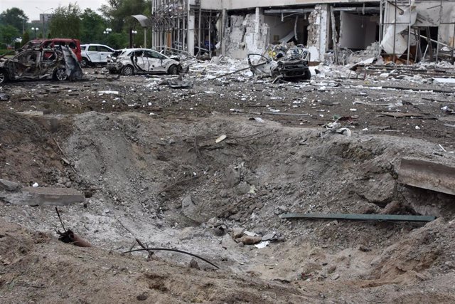 Un cráter tras un bombardeo ruso sobre Zaporiyia, en Ucrania