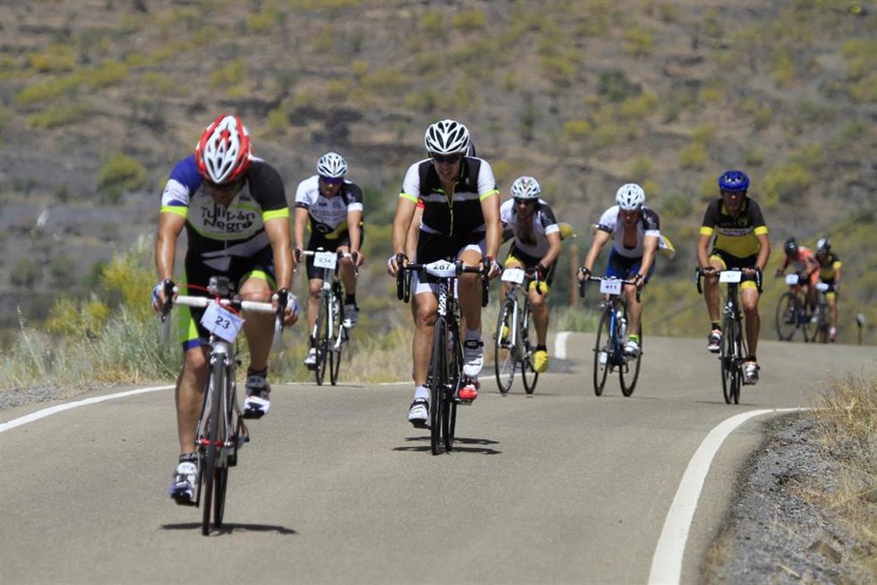 Archivo - Imagen de archivo de ciclistas en una carretera