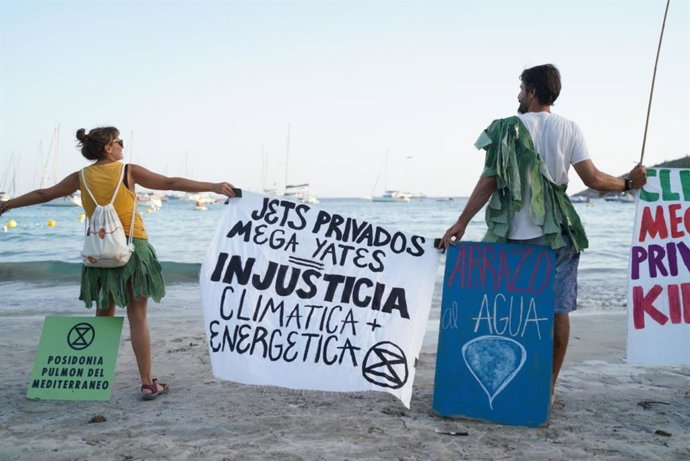 Unas 30 personas forman en Salinas (Ibiza) una cadena humana para ensalzar la posidonia y alertar del peligro que corre