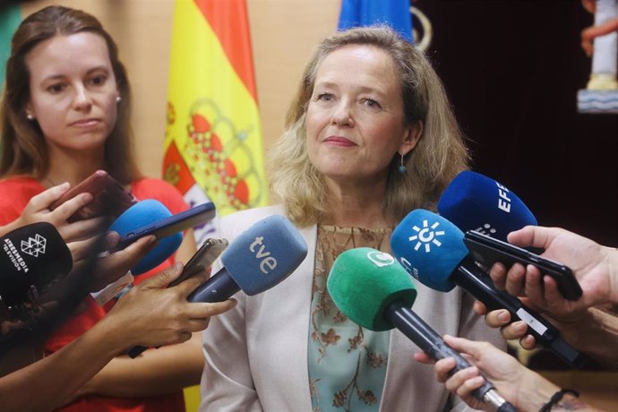 La vicepresidenta y ministra de Economía en funciones, Nadia Calviño, este sábado en declaraciones a los medios en Cádiz.