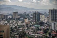 El grupo de turistas españoles atrapado en un hotel de Etiopía llega a Adís Abeba, desde donde volará mañana a Madrid