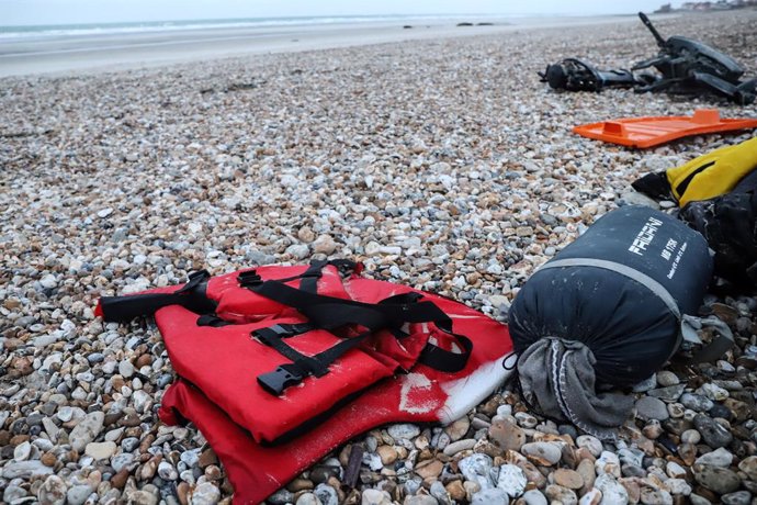 Archivo - November 26, 2021, Wimereux, France: Life jackets, sleeping bags and the engine of a damaged inflatable small boat are seen on the beach in Wimereux, near Calais, northern France, on November 26, 2021. On November 24, 2021, 27 migrants died when