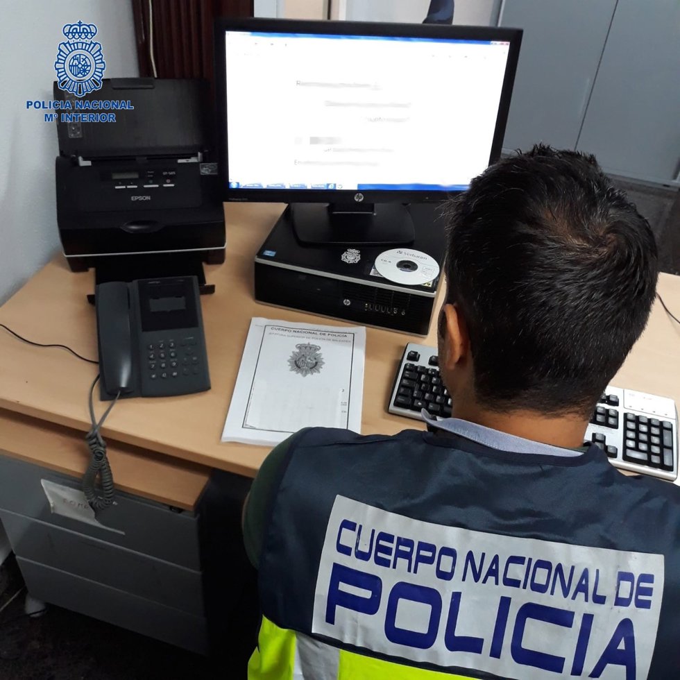 Un agente de la Policía Nacional.